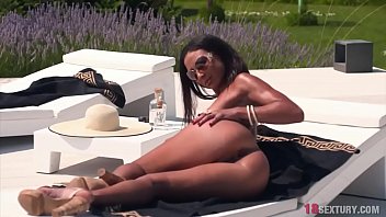 Gorgeous Vixen Analyzed by the Poolside