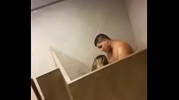 Piyan a pareja teniendo sexo duro en el baño de una discoteca en México