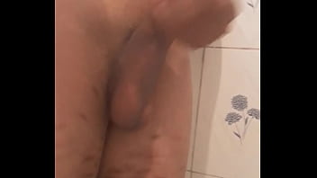 Chico sexy se masturba solo en el baño