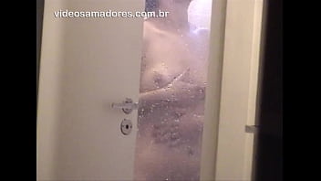 Garota toma banho de porta aberta e é filmada pelada, pelo irmão caçula